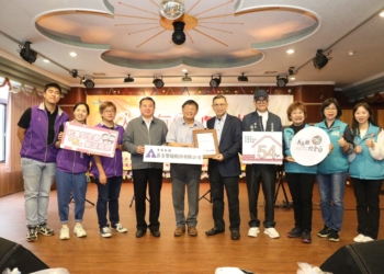 ▲嘉義縣副縣長劉培東頒發感謝狀，感謝昌吉營造投入丹娜絲颱風災後重建，完成54戶弱勢家庭住宅修繕。（圖／嘉義縣政府提供）