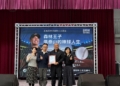 ▲職棒球星張泰山至嘉義縣東石國中分享棒球心路歷程，校方特致贈感謝狀。（圖/嘉義縣政府提供）