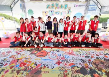 ▲嘉義市政府衛生局局長廖育瑋與大小朋友一起開心共同創作作品。(圖/嘉義市政府提供)