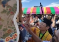 ▲眾人在大水車藏(狀)寫上祈福語句。(圖/雲林縣政府提供)