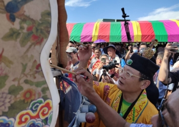 ▲眾人在大水車藏(狀)寫上祈福語句。(圖/雲林縣政府提供)