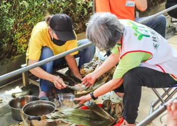 ▲家扶中心志工媽媽帶領大家一同包粽慶端午。（圖/嘉義縣政府提供）