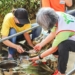 ▲家扶中心志工媽媽帶領大家一同包粽慶端午。（圖/嘉義縣政府提供）