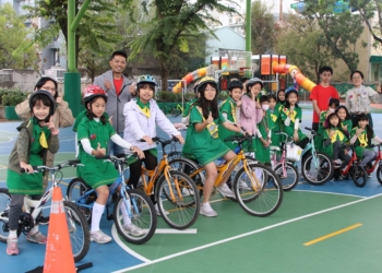 ▲學校結合童軍教育辦理自行車交通安全路考，透過實境模擬強化學生用路觀念。（圖／嘉義市政府提供）