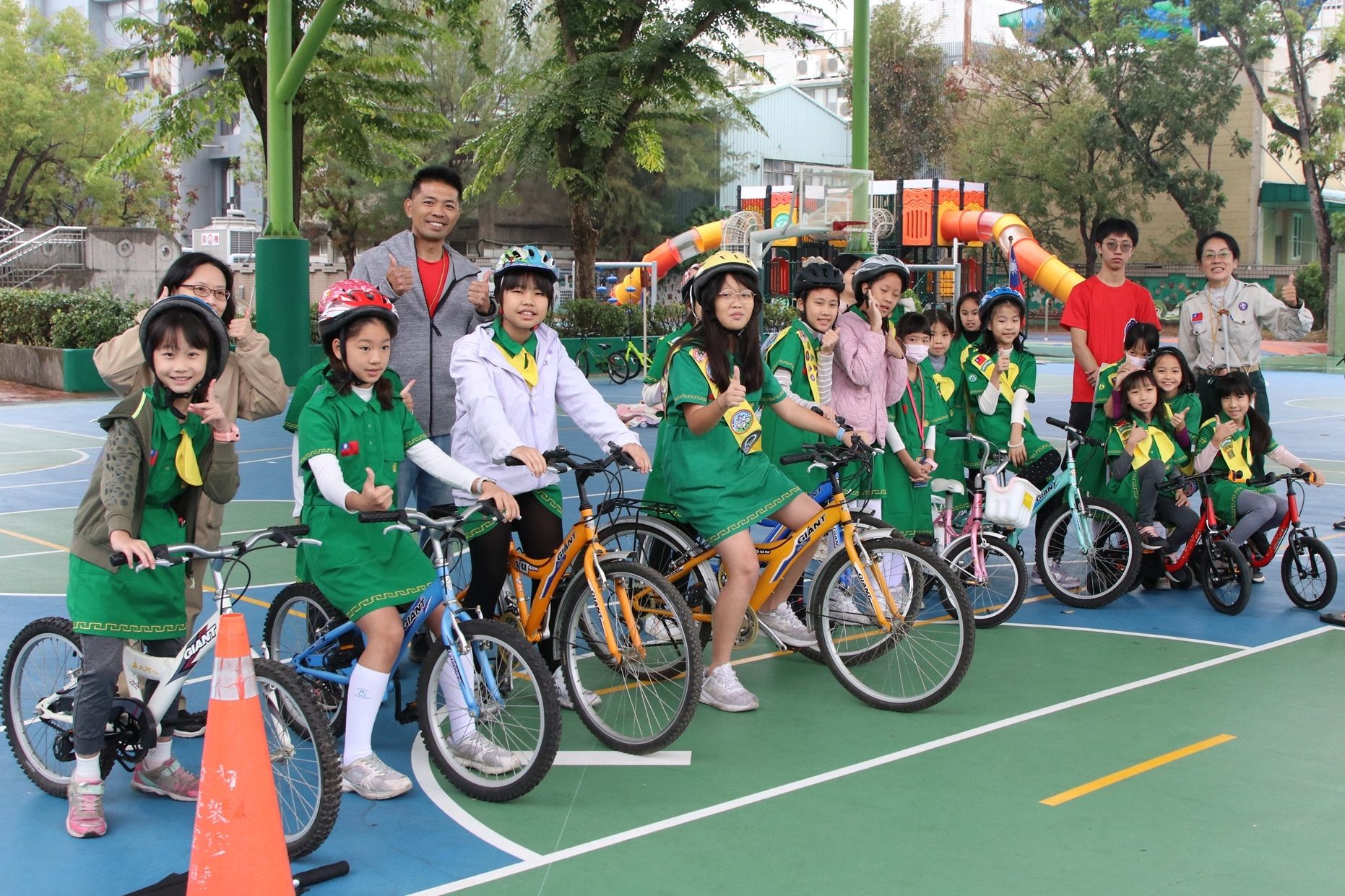 ▲學校結合童軍教育辦理自行車交通安全路考,透過實境模擬強化學生用路觀念。(圖/嘉義市政府提供)