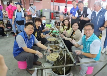 ▲縣長張麗善等人包肉粽傳愛。(圖/雲林縣政府提供)