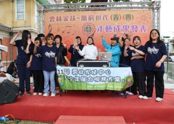 ▲副縣長謝淑亞化身饒舌DJ，與學生們一起打節奏。（圖/雲林縣政府提供）