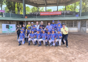 ▲世賢國小勇奪114年嘉義市桃城盃少年軟式棒球邀請賽冠軍 ，球員們開心抱回獎盃。(圖/嘉義市政府提供)