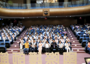 ▲嘉市國際護師節表揚大會於今(8)日在約300位醫護人員見證下隆重登場。(圖/嘉義市政府提供)