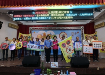 ▲縣長張麗善授旗給北港鎮長蕭美文和各里長,啟動「消除病媒蚊社區總動員」。(圖/雲林縣政府提供)