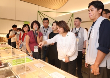 ▲市長黃敏惠率領市府團隊參訪南美館2館，收穫滿滿。(圖/嘉義市政府提供)
