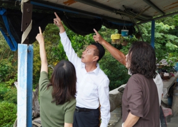 ▲縣長翁章梁勘查中埔地震災情。（圖/嘉義縣政府提供）