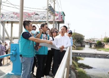 ▲縣長翁章梁視察東石溪子下農場抽水站。（圖/嘉義縣政府提供）