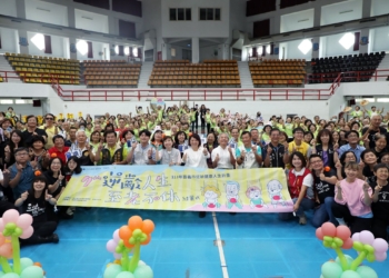 ▲第七屆逆齡健康人生課程結業式於今(30)日上午在嘉義市東區體育館歡樂登場。(圖/嘉義市政府提供)