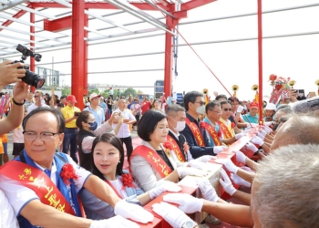 ▲雲林六房媽土庫股過港紅壇舉辦上樑典禮，由縣長張麗善等人共同擔任扶樑官。(圖/雲林縣政府提供)