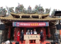 ▲縣長張麗善致贈「民之所望」匾額，恭賀「北港進香」獲國家重要民俗認證。(圖/雲林縣政府提供)