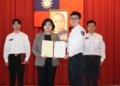 ▲張麗善縣長頒發高級救護技術員訓練完訓證明書予參訓學員，總計有42名學員順利通過訓練。(圖/雲林縣政府提供)