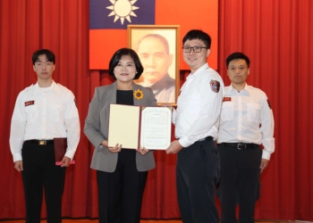 ▲張麗善縣長頒發高級救護技術員訓練完訓證明書予參訓學員，總計有42名學員順利通過訓練。(圖/雲林縣政府提供)
