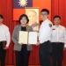 ▲張麗善縣長頒發高級救護技術員訓練完訓證明書予參訓學員，總計有42名學員順利通過訓練。(圖/雲林縣政府提供)