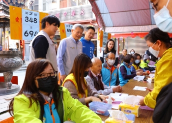 ▲財團法人台灣省嘉義市城隍廟慈善會在歲末將至之際舉辦冬令救濟活動。（圖/嘉義市政府提供）