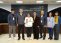 ▲嘉市以「+1+1+1=嘉義式」榮獲2024日本優良設計獎肯定，今(24)日由智慧科技處於市務會議將獎狀與獎座轉呈予市長黃敏惠，與市民共享榮耀。 。（圖/嘉義市政府提供）