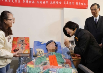 ▲張縣長探視雲林縣身障退伍人員 為其鼓勵。(圖/雲林縣政府提供)