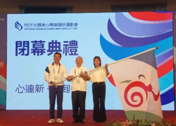 ▲雲林縣副縣長謝淑亞於閉幕典禮正式接下會旗，象徵雲林接棒承辦117年全障運。（圖/雲林縣政府提供）