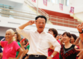 ▲縣長翁章梁與長輩大跳活力健康操，動作俏皮可愛。(圖/嘉義縣政府提供)