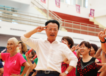 ▲縣長翁章梁與長輩大跳活力健康操，動作俏皮可愛。(圖/嘉義縣政府提供)