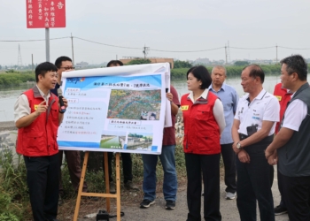 ▲縣長張麗善視察水林牛挑灣溪清淤工程等防颱措施。(圖/雲林縣政府提供)
