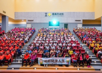 ▲第七屆逆齡健康人生課程『開學典禮暨名人講座』吸引滿滿逆齡學員參與。(圖/嘉義市政府提供)