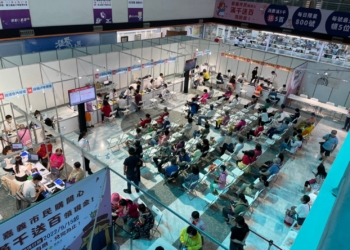 ▲一年一度的嘉義市購物節滿滿的購物回饋，活動期間每天在市府1樓中庭吸引滿滿兌換的民眾。(圖/嘉義市政府提供)