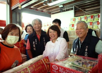 ▲九華山地藏庵中秋送愛心在今(4)日上午發放贊普品，市長黃敏惠到場共同關懷弱勢朋友，並協助發放贊普品。(圖/嘉義市政府提供)