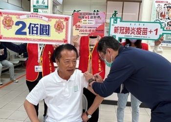 ▲縣長翁章梁以行動支持接種新冠XBB疫苗。（圖/嘉義縣政府提供）
