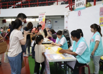 ▲兒童發展早期療育宣導園遊會以繪本故事表演、闖關遊戲、有獎徵答等多元互動，讓家長在輕鬆氛圍中認識早期療育的重要性並了解相關資源。(圖/嘉義市政府提供)