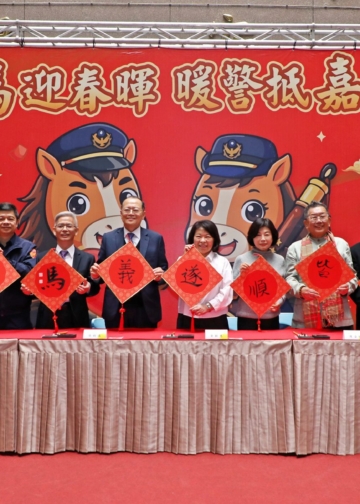 ▲市長黃敏惠與多位貴賓於今（26）日共同書寫「嘉城皆順遂 義馬賀安康」，防詐警語轉化為富有藝術感的平安祝禱。(圖/嘉義市政府提供)