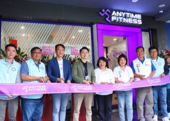 ▲市長黃敏惠(右五)與Anytime Fitness台灣總經理李子龍(左四)共同出席剪綵儀式。(圖/嘉義市政府提供)