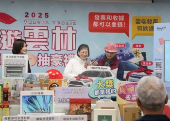 ▲副縣長謝淑亞、麗寶總裁特助林淑卿共同抽出百萬名車得主北港孫先生。(圖/雲林縣政府提供)