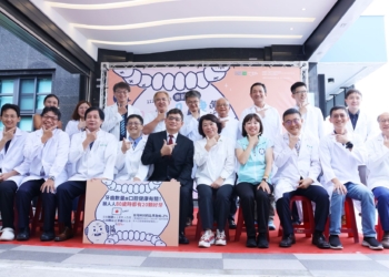 ▲「第一屆樂齡勇壯口腔保健選拔活動」宣傳記者會開跑，邀請民眾共同支持活動，一塊關注口腔健康。(圖/嘉義市政府提供)