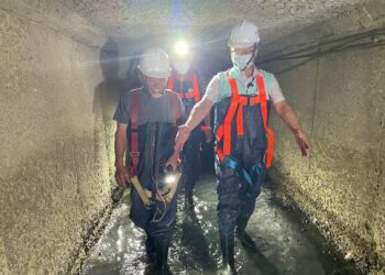 ▲市府工務處長蘇文崎(右)視察下水道清淤工程。(圖/嘉義市政府提供)
