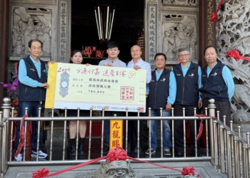 ▲社會處長李思賢代表市府感謝文財殿共同送愛。（圖/嘉義市政府提供）