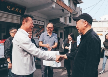 ▲縣長翁章梁暖心探班「大濛」劇組。（圖/嘉義縣政府提供）