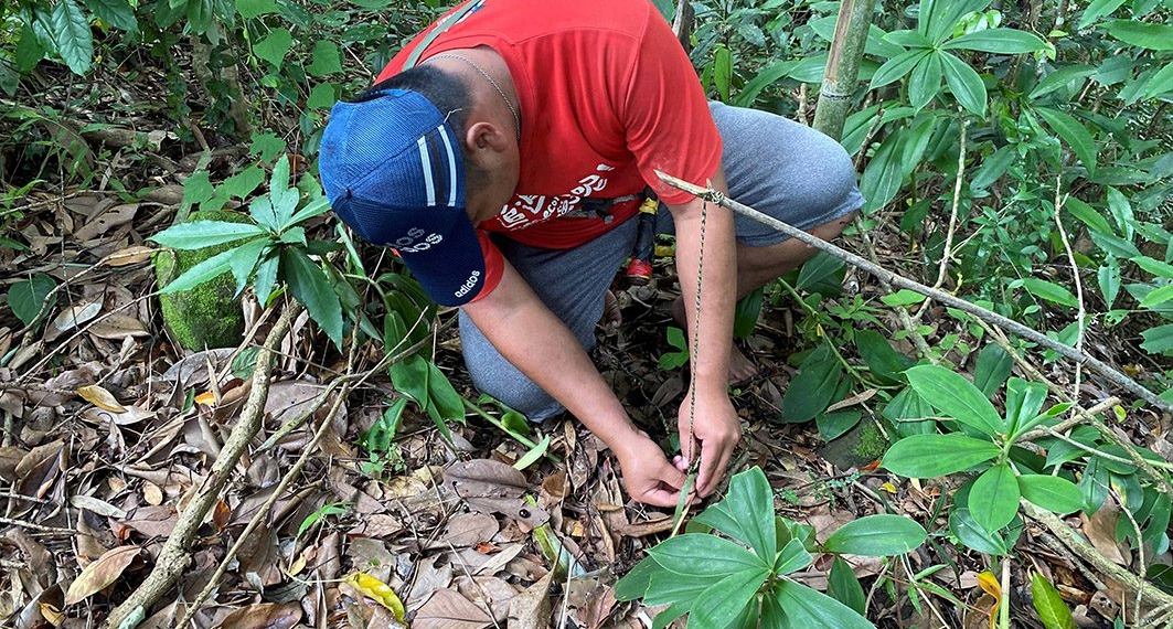 ▲新美部落學習製作獵人陷阱。（圖/嘉義縣政府提供）