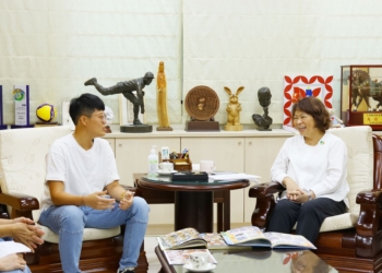 ▲射擊國手劉宛渝與市長黃敏惠分享本次參賽心得點滴。(圖/嘉義市政府提供)