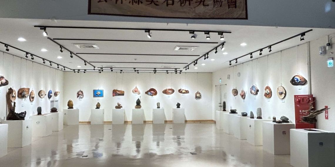 ▲展場規劃寬敞大氣，錯落有致地呈現各式奇石與石藝掛飾，營造出寧靜且充滿藝術氣息的觀賞空間。（圖/雲林縣政府文化觀光處提供）