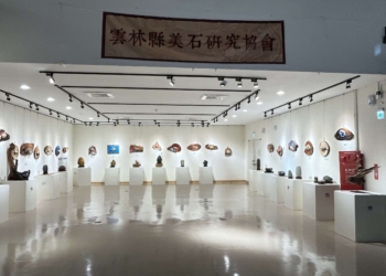 ▲展場規劃寬敞大氣，錯落有致地呈現各式奇石與石藝掛飾，營造出寧靜且充滿藝術氣息的觀賞空間。（圖/雲林縣政府文化觀光處提供）