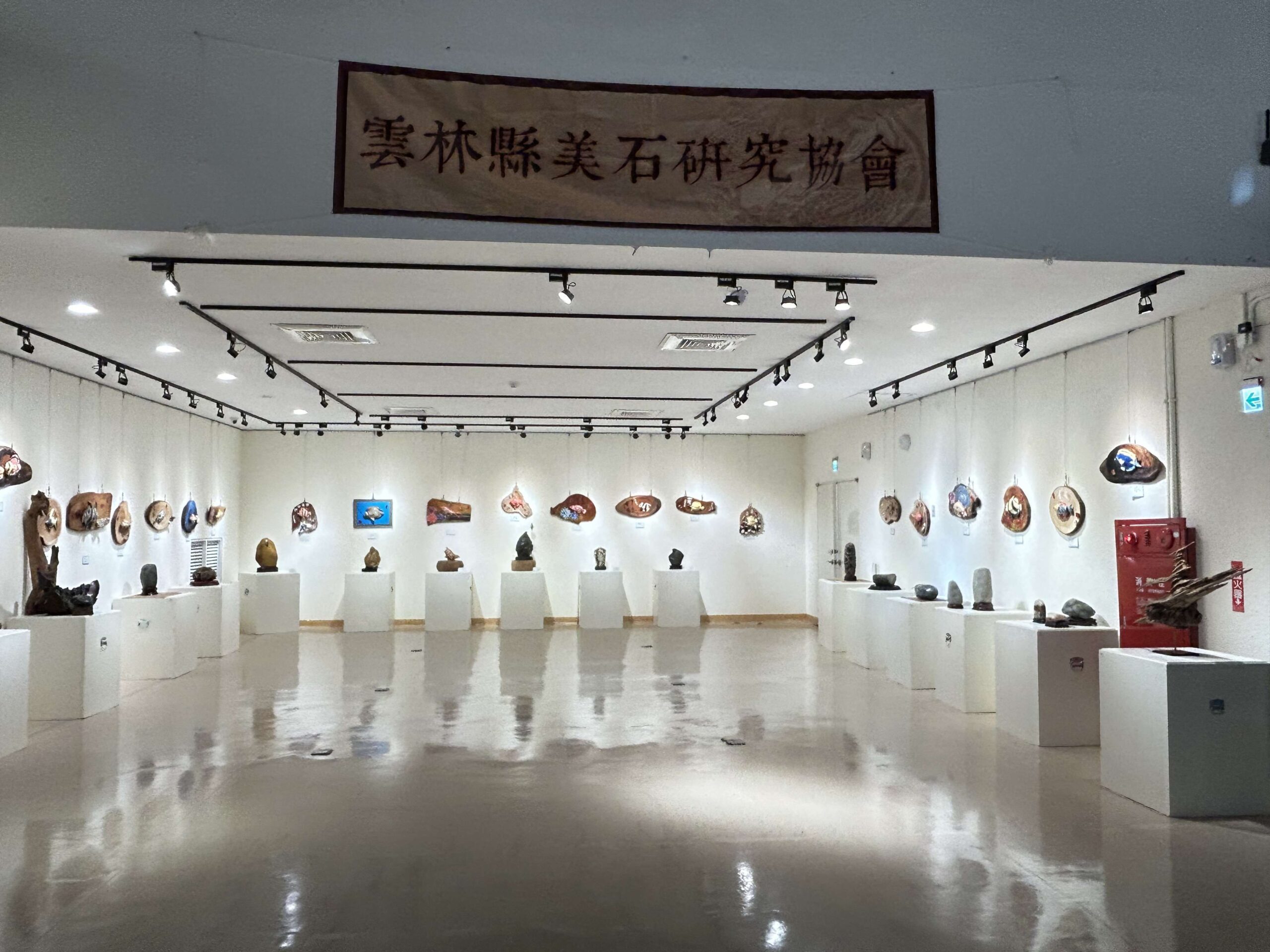 ▲展場規劃寬敞大氣,錯落有致地呈現各式奇石與石藝掛飾,營造出寧靜且充滿藝術氣息的觀賞空間。(圖/雲林縣政府文化觀光處提供)