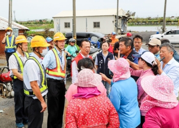 ▲民眾向縣長翁章梁反應無電可用，處境相當淒慘。（圖／嘉義縣政府提供）