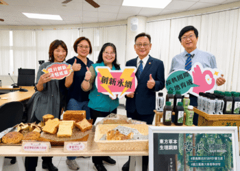 ▲嘉義大學研究團隊展示康普茶技術研發成果，展現產學合作推動商品化應用成果。（圖／嘉義大學提供）