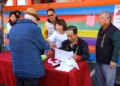 ▲市長黃敏惠一同發放物資，為民眾送上鼓勵。（圖/嘉義市政府提供）